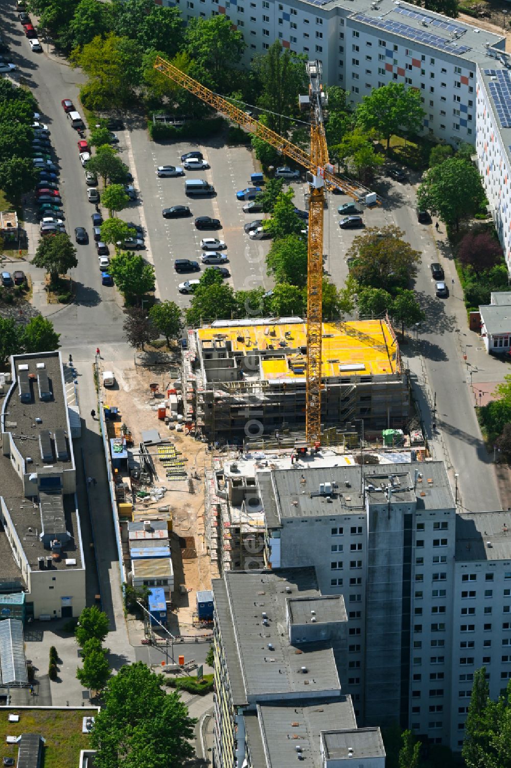 Berlin from the bird's eye view: Construction site for the multi-family residential building on Ludwigsluster Strasse on street Teterower Ring in the district Hellersdorf in Berlin, Germany