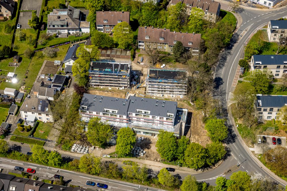 Niederwenigern from the bird's eye view: Construction site for the multi-family residential building on street Isenbergstrasse in Niederwenigern at Ruhrgebiet in the state North Rhine-Westphalia, Germany