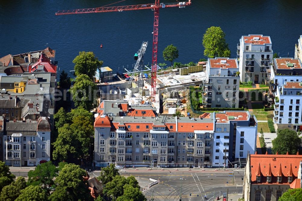 Berlin from the bird's eye view: Construction site for the multi-family residential building of the project BUWOG UFERKRONE Suno at the riverside of the Spree along the Lindenstrasse in the district Koepenick in Berlin, Germany