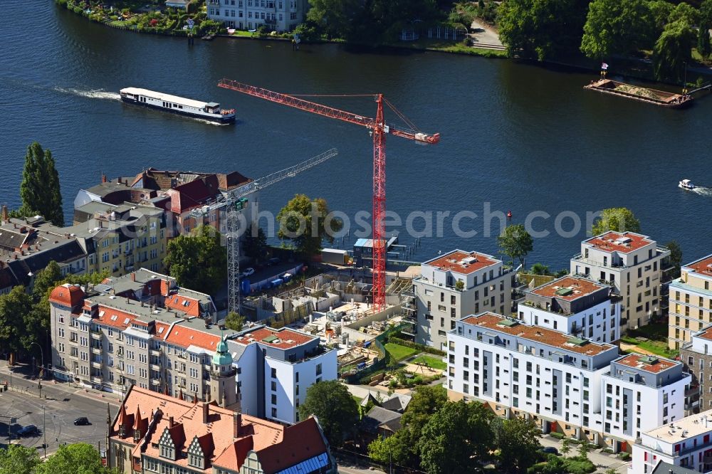 Aerial photograph Berlin - Construction site for the multi-family residential building of the project BUWOG UFERKRONE Suno at the riverside of the Spree along the Lindenstrasse in the district Koepenick in Berlin, Germany