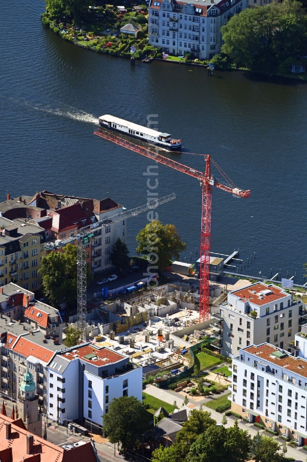 Aerial image Berlin - Construction site for the multi-family residential building of the project BUWOG UFERKRONE Suno at the riverside of the Spree along the Lindenstrasse in the district Koepenick in Berlin, Germany