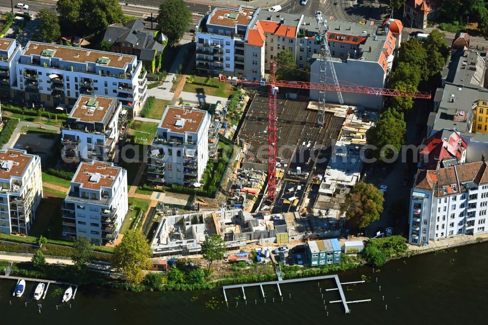 Aerial image Berlin - Construction site for the multi-family residential building of the project BUWOG UFERKRONE Suno at the riverside of the Spree along the Lindenstrasse in the district Koepenick in Berlin, Germany