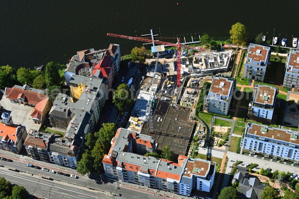 Aerial photograph Berlin - Construction site for the multi-family residential building of the project BUWOG UFERKRONE Suno at the riverside of the Spree along the Lindenstrasse in the district Koepenick in Berlin, Germany