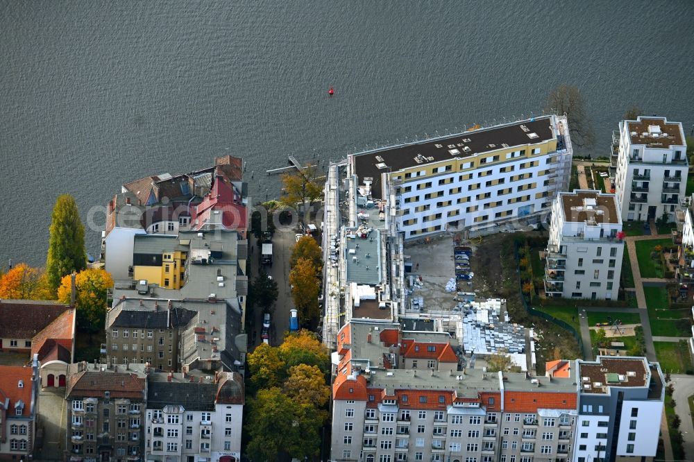 Berlin from the bird's eye view: Construction site for the multi-family residential building of the project BUWOG UFERKRONE Suno at the riverside of the Spree along the Lindenstrasse in the district Koepenick in Berlin, Germany