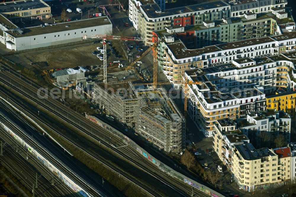 Aerial photograph Berlin - Construction site for the multi-family residential building Revaler Spitze on Revaler Strasse in the district Friedrichshain in Berlin, Germany