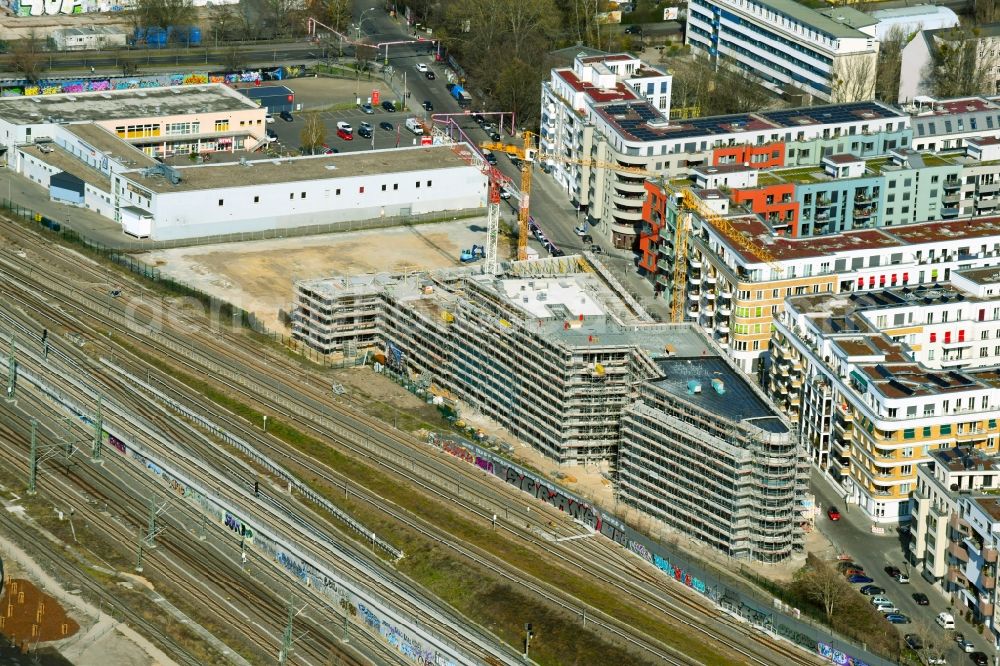 Berlin from the bird's eye view: Construction site for the multi-family residential building Revaler Spitze on Revaler Strasse in the district Friedrichshain in Berlin, Germany