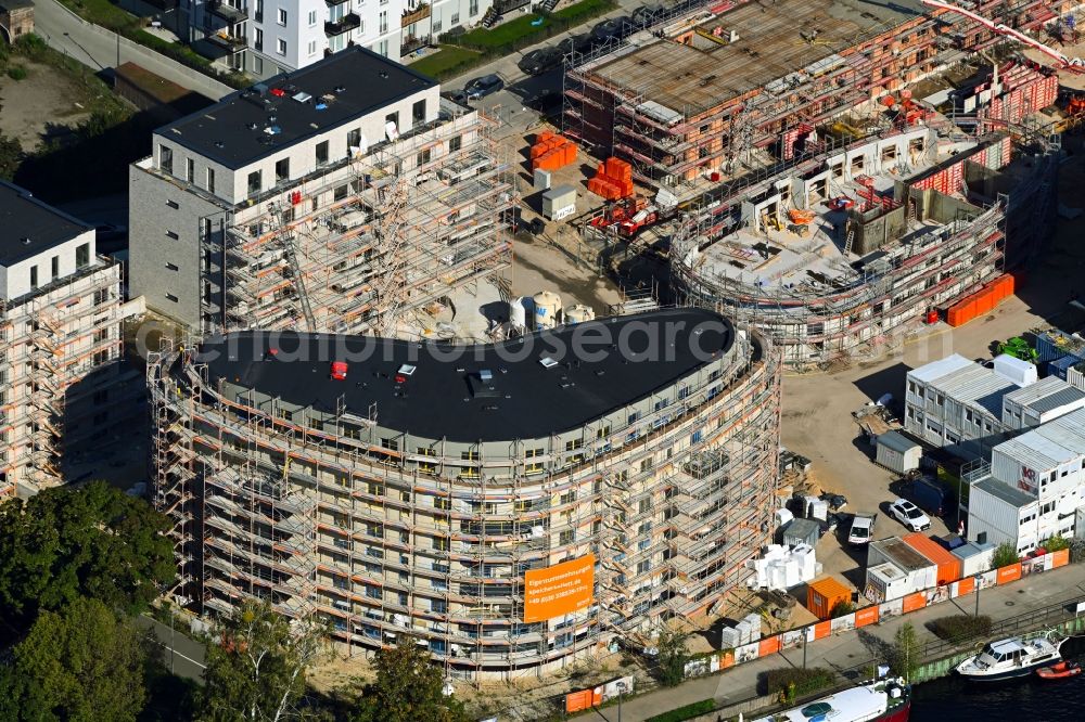 Berlin from the bird's eye view: Construction site for the multi-family residential building Speicher Ballett on Parkstrasse in the district Hakenfelde in Berlin, Germany
