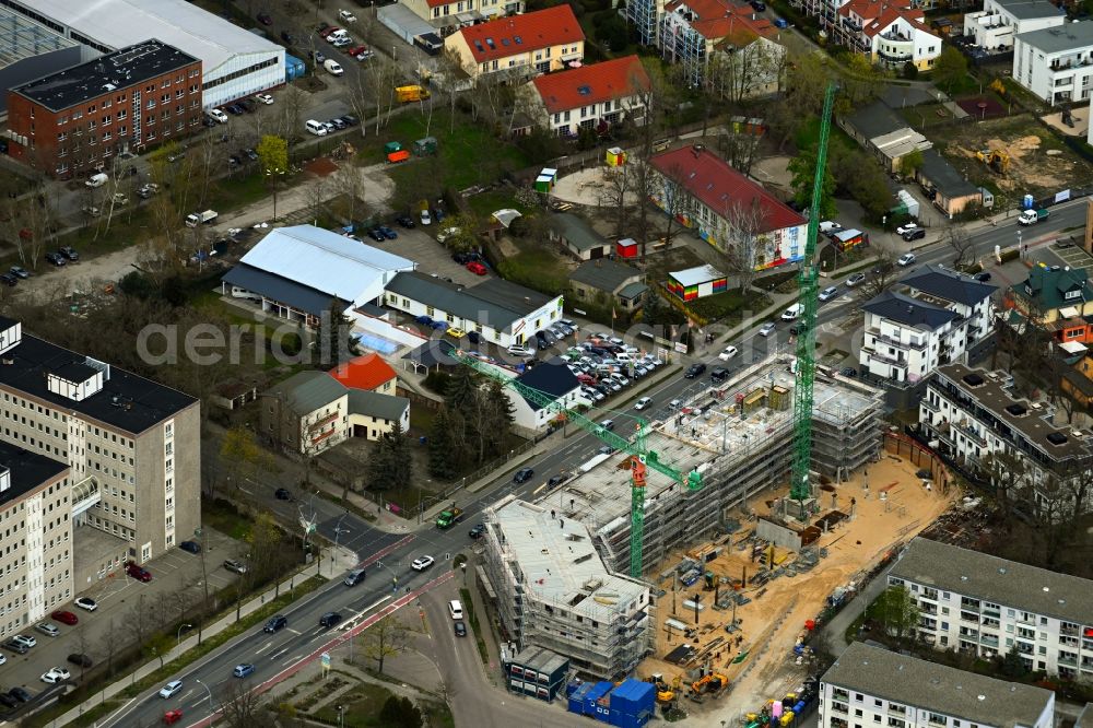 Teltow from the bird's eye view: Construction site for the multi-family residential building in of Weserstrasse in Teltow in the state Brandenburg, Germany