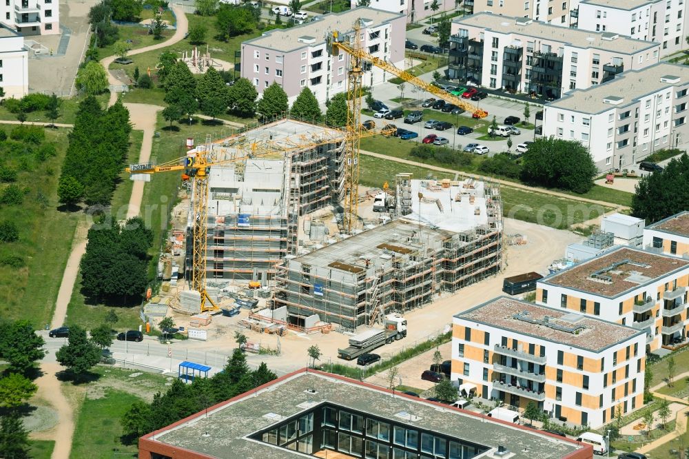 Schönefeld from above - Construction site for the multi-family residential building Theodor-Fontane-Hoefe on Theodor-Fontane-Allee - Bayangolpark in Schoenefeld in the state Brandenburg, Germany