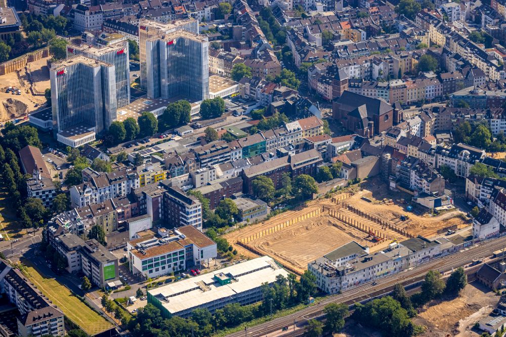 Düsseldorf from the bird's eye view: Construction site for the multi-family residential building on Strasse Volmerswerther Strasse/Ecke Martinstrasse in Duesseldorf at Ruhrgebiet in the state North Rhine-Westphalia, Germany