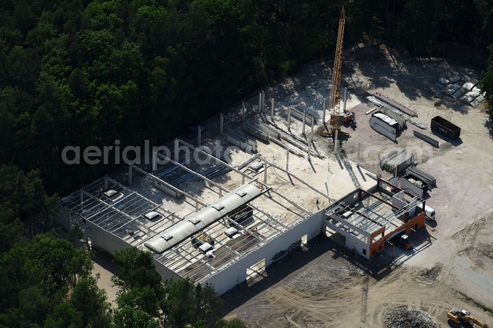 Hohen Neuendorf from above - Construction site for the dismantling of the hall design of a former OBI building market in Hohen Neuendorf in the state of Brandenburg