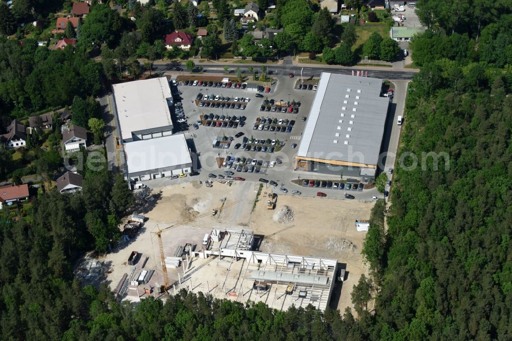 Aerial photograph Hohen Neuendorf - Construction site for the dismantling of the hall design of a former OBI building market in Hohen Neuendorf in the state of Brandenburg