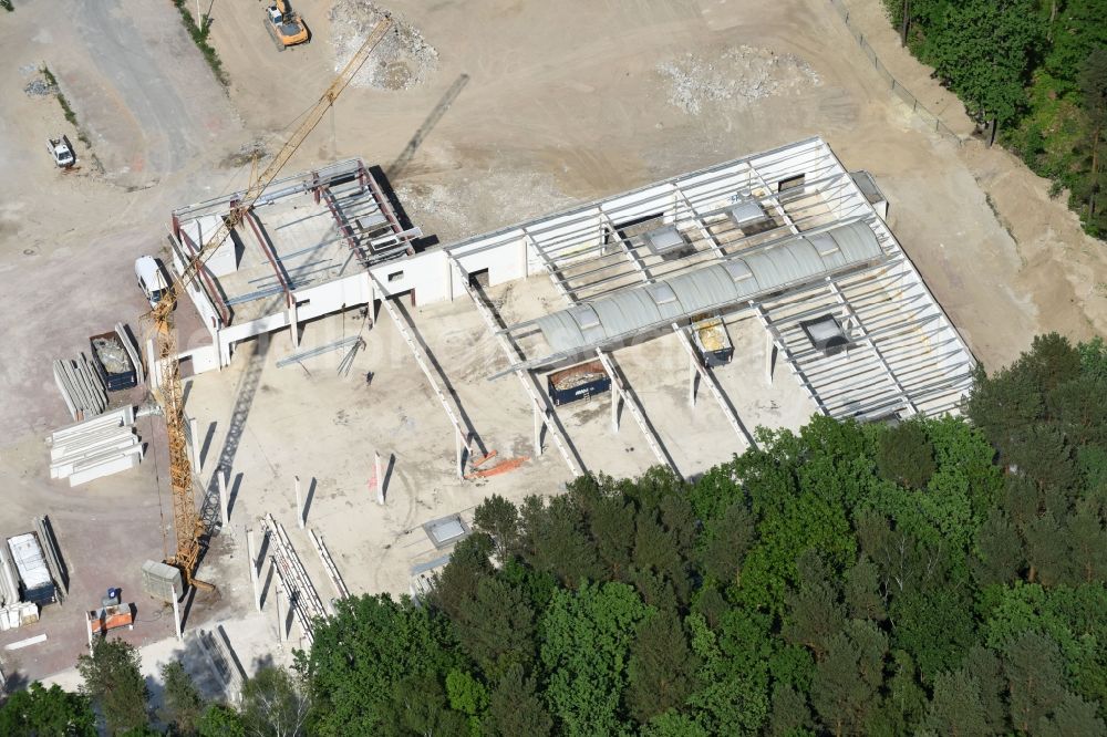 Hohen Neuendorf from the bird's eye view: Construction site for the dismantling of the hall design of a former OBI building market in Hohen Neuendorf in the state of Brandenburg