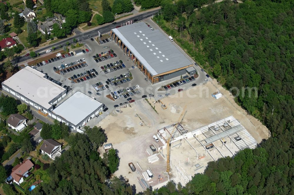 Aerial image Hohen Neuendorf - Construction site for the dismantling of the hall design of a former OBI building market in Hohen Neuendorf in the state of Brandenburg