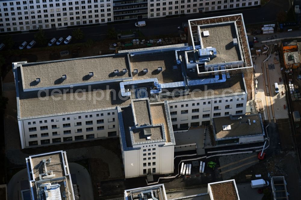 Aerial photograph Berlin - Construction site of redevelopments of the former opera workshops to the actor's school Hochschule fuer Schauspielkunst Ernst Busch (HfS) on Zinnowitzer Strasse in the Mitte part of Berlin