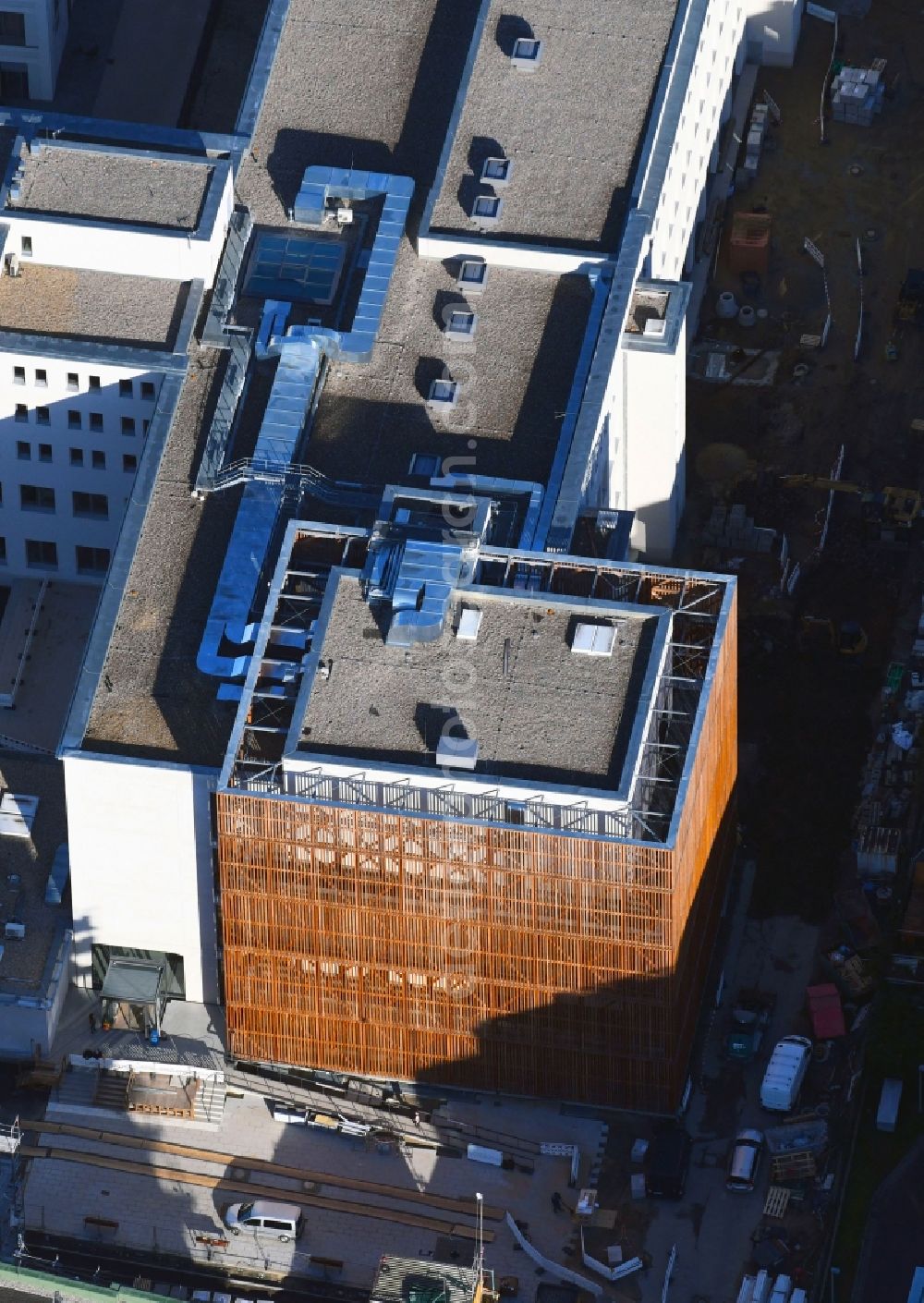 Aerial image Berlin - Construction site of redevelopments of the former opera workshops to the actor's school Hochschule fuer Schauspielkunst Ernst Busch (HfS) on Zinnowitzer Strasse in the Mitte part of Berlin