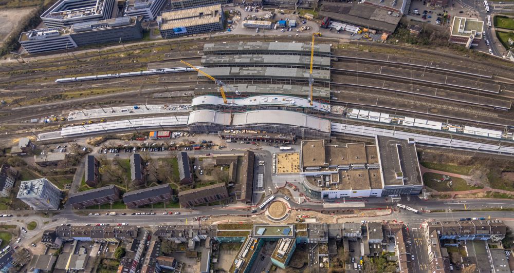 Duisburg from the bird's eye view: construction site for the conversion of the main train station of the Deutsche Bahn Duisburger Welle on Otto-Keller-Strasse in the district of Dellviertel in Duisburg in the Ruhr area in the state North Rhine-Westphalia, Germany