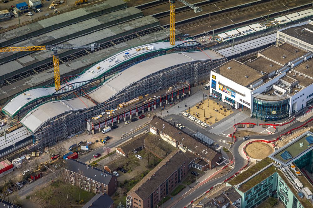 Duisburg from the bird's eye view: construction site for the conversion of the main train station of the Deutsche Bahn Duisburger Welle on Otto-Keller-Strasse in the district of Dellviertel in Duisburg in the Ruhr area in the state North Rhine-Westphalia, Germany