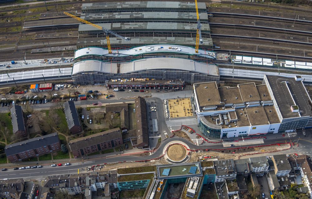 Aerial photograph Duisburg - construction site for the conversion of the main train station of the Deutsche Bahn Duisburger Welle on Otto-Keller-Strasse in the district of Dellviertel in Duisburg in the Ruhr area in the state North Rhine-Westphalia, Germany