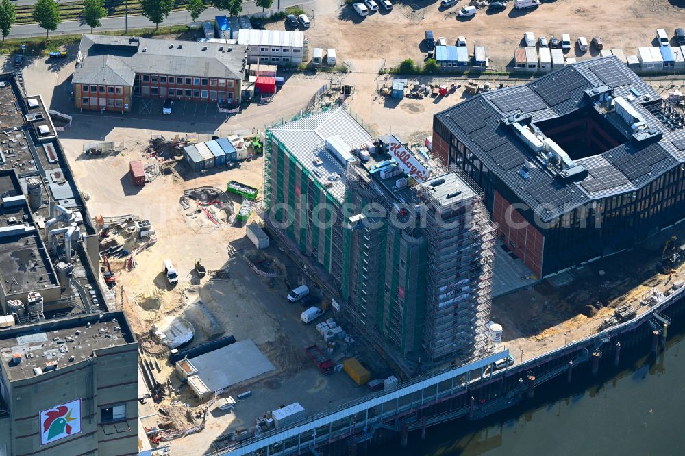 Bremen from the bird's eye view: Construction site for conversion on the food manufacturer factory premises Kelloggs-Hoefe on the street Auf der Muggenburg in the Ueberseestadt district in Bremen, Germany