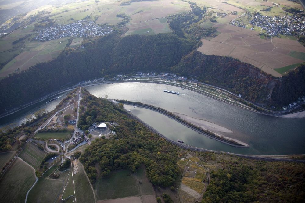 Aerial photograph Bornich - Building site for the construction and layout of a new park with paths and green areas in St. Goarshausen in the state Rhineland-Palatinate, Germany. Below the Rhine River at historic low tide