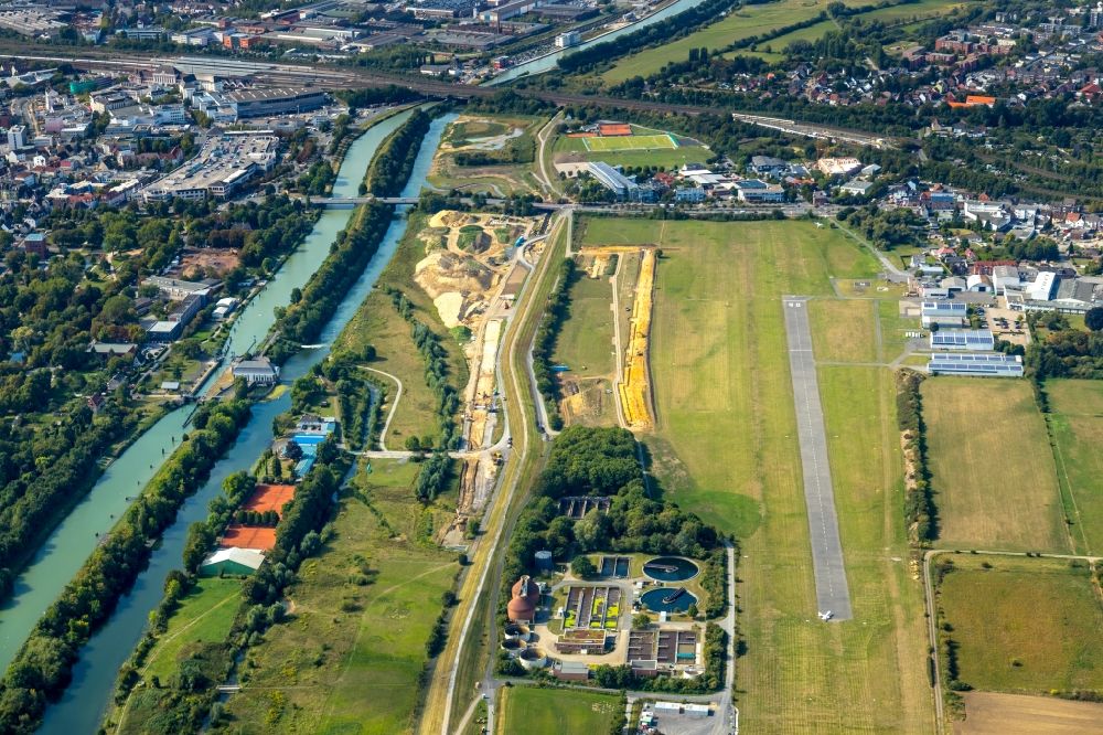 Aerial photograph Hamm - Building site for the construction and design of a new park with paths and green spaces named Erlebensraum Lippeaue with the Hamm airport and the newly built canal construction in Hamm in the federal state of North Rhine-Westphalia, Germany