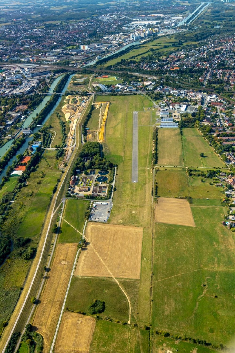 Hamm from above - Building site for the construction and design of a new park with paths and green spaces named Erlebensraum Lippeaue with the Hamm airport and the newly built canal construction in Hamm in the federal state of North Rhine-Westphalia, Germany