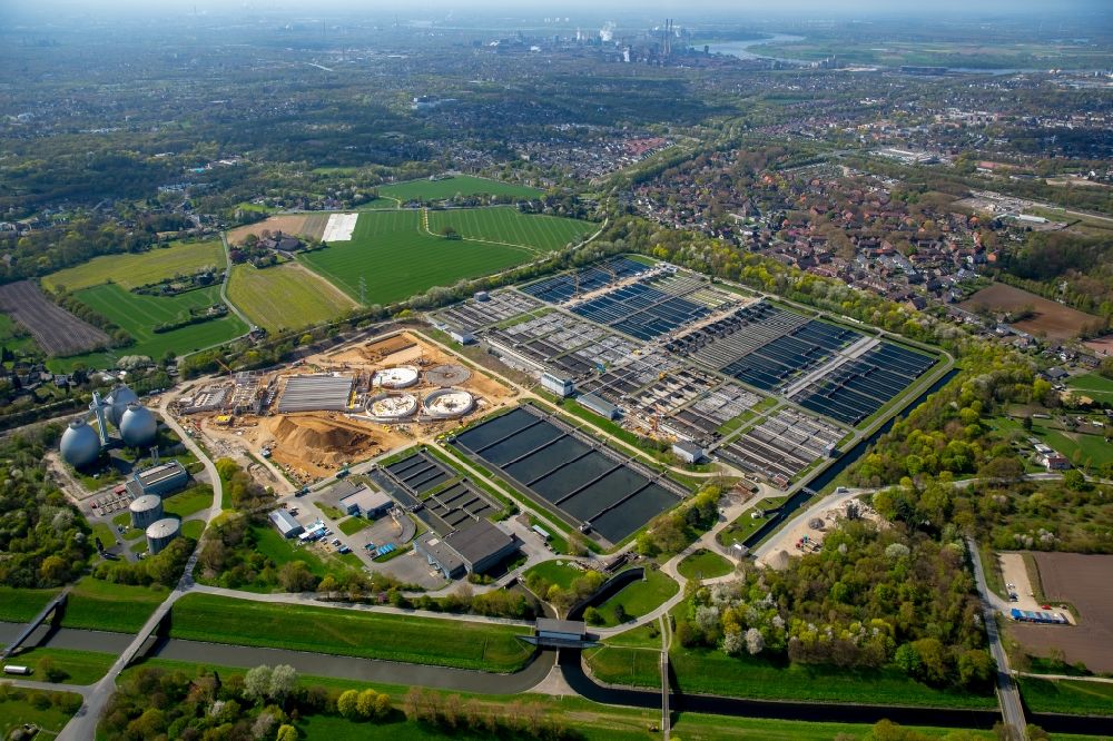 Aerial photograph Duisburg - Construction to expand the sewage plant basins and purification steps for waste water treatment of Emschermuendung in Duisburg in North Rhine-Westphalia