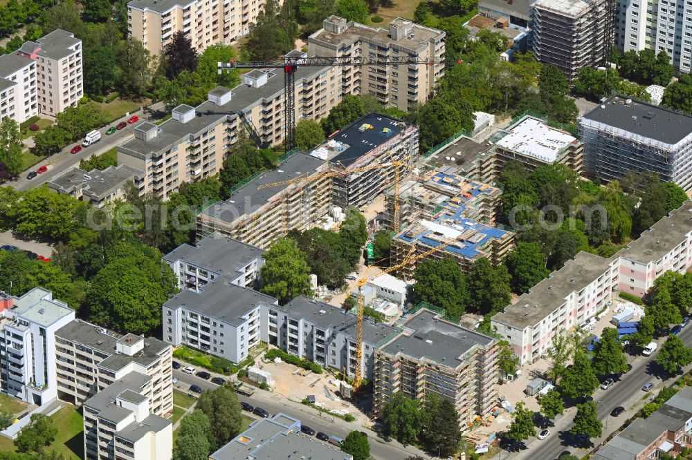 Aerial photograph Berlin - Construction site for the extension of the multi-family residential building on Heidelaeuferweg in the district Buckow in Berlin, Germany