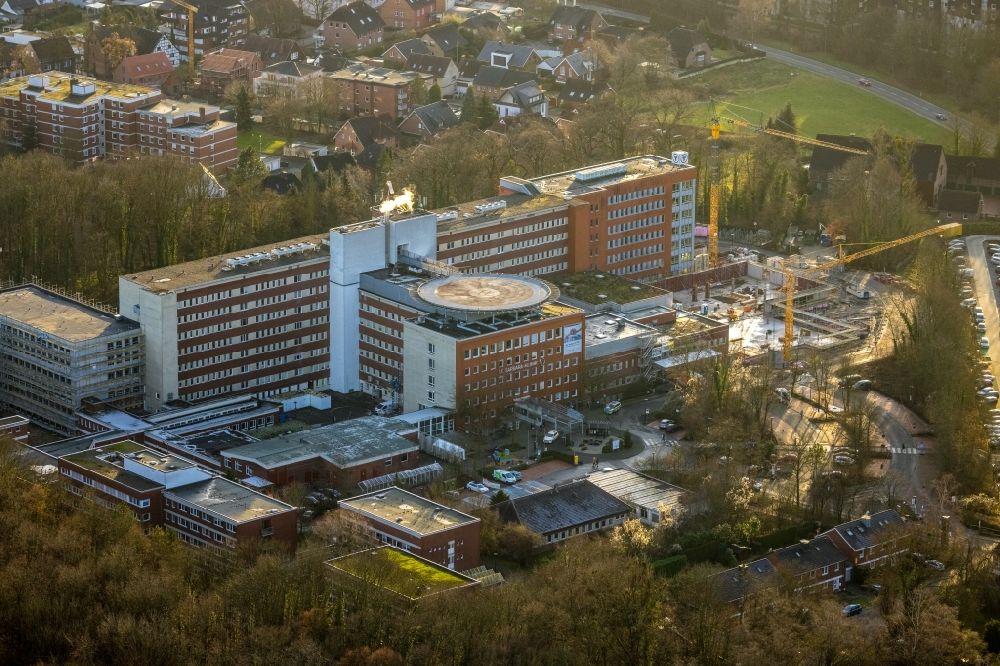 Hamm from above - Construction site for the extension and renovation of a building on the clinic premises of the hospital St. Barbara-Klinik Hamm-Heessen GmbH Abteilung fuer Urologie Am Heessener Wald in the district Heessen in Hamm at Ruhrgebiet in the state North Rhine-Westphalia, Germany
