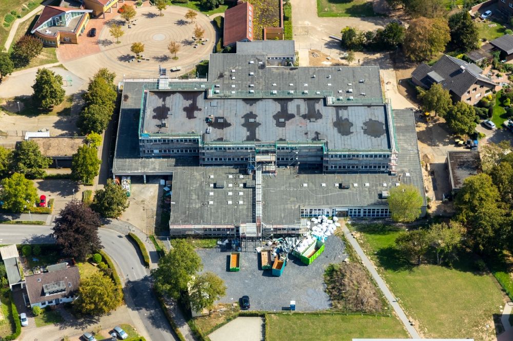 Aerial photograph Voerde (Niederrhein) - Construction for the reconstruction on Comenius Gesamtschule der Stadt Voerde on Allee in Voerde (Niederrhein) in the state North Rhine-Westphalia, Germany