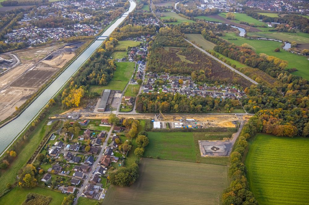 Aerial photograph Bergkamen - Construction site with earthworks and landfills for the laying of pipelines the on street Koenigslandwehr - Am Rothenbach in Bergkamen at Ruhrgebiet in the state North Rhine-Westphalia, Germany