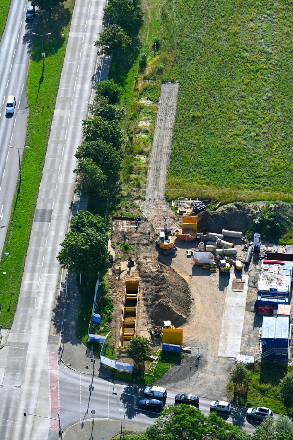 Aerial photograph Berlin - Construction site with earthworks and landfills for the laying of pipelines of the Berliner Wasserbetriebe on street B1- Kressenweg in the district Mahlsdorf in Berlin, Germany