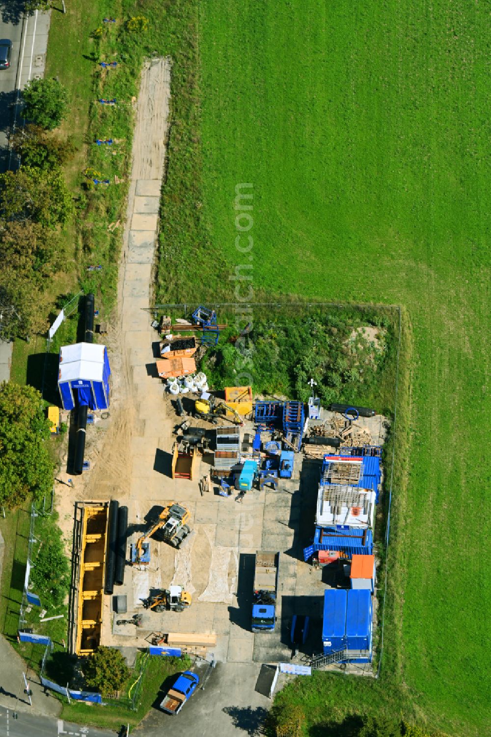 Berlin from the bird's eye view: Construction site with earthworks and landfills for the laying of pipelines of the Berliner Wasserbetriebe on street B1- Kressenweg in the district Mahlsdorf in Berlin, Germany
