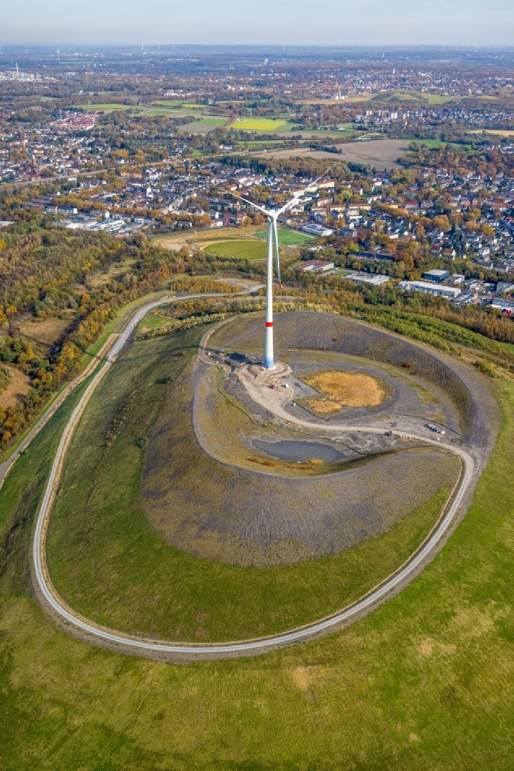 Gladbeck from the bird's eye view: Construction site for wind turbine installation on the overburden dump hill of the Mottbruchhalde in Gladbeck at Ruhrgebiet in the state North Rhine-Westphalia, Germany
