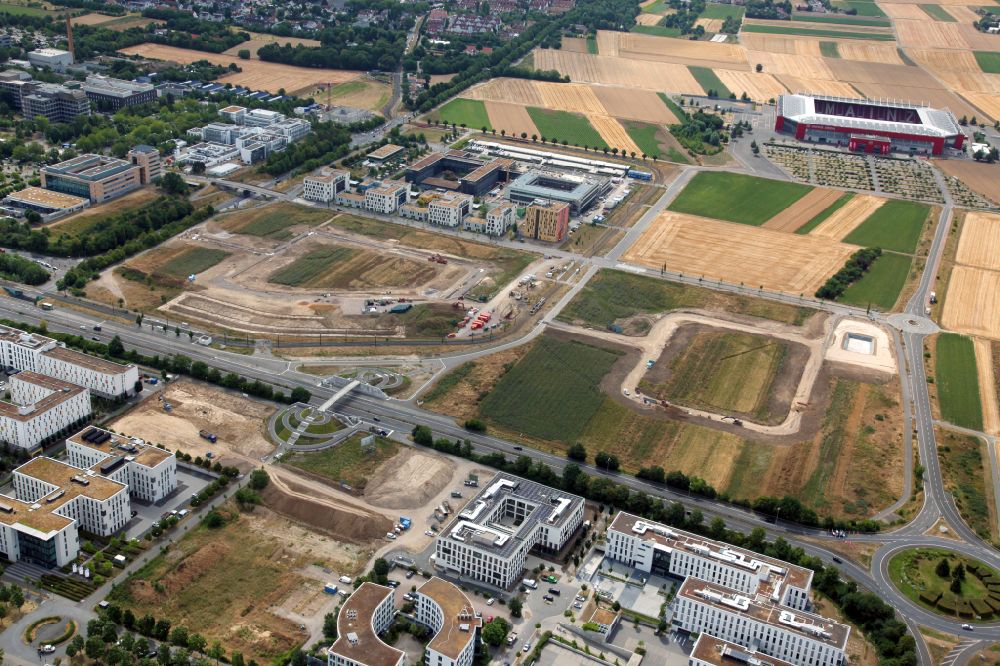 Mainz from the bird's eye view: Construction sites on the campus of the Johannes Gutenberg University in Mainz in the state of Rhineland-Palatinate. A biotech and life sciences campus is being built on the university extension site, which is intended to bring together an extensive network of companies from the fields of biotechnology, pharmaceuticals, life sciences, research and technology