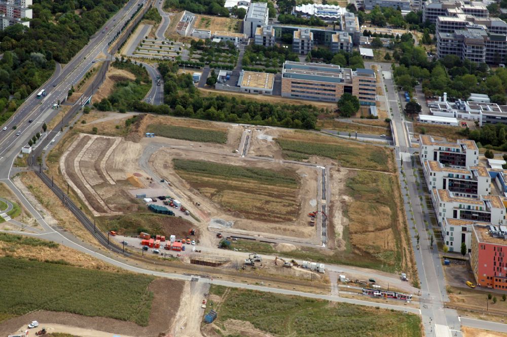Aerial photograph Mainz - Construction sites on the campus of the Johannes Gutenberg University in Mainz in the state of Rhineland-Palatinate. A biotech and life sciences campus is being built on the university extension site, which is intended to bring together an extensive network of companies from the fields of biotechnology, pharmaceuticals, life sciences, research and technology