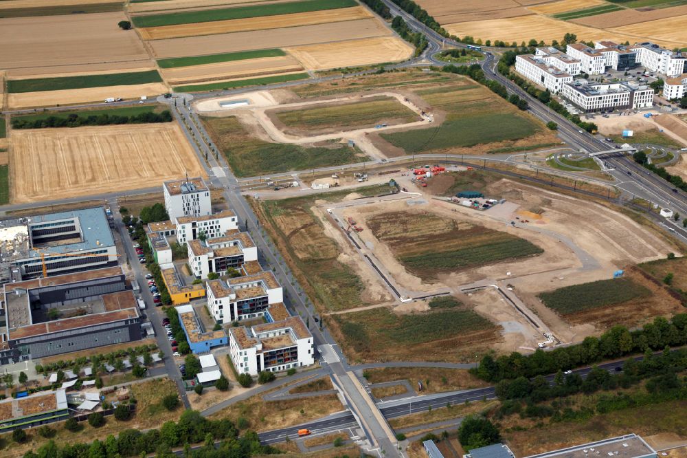 Aerial photograph Mainz - Construction sites on the campus of the Johannes Gutenberg University in Mainz in the state of Rhineland-Palatinate. A biotech and life sciences campus is being built on the university extension site, which is intended to bring together an extensive network of companies from the fields of biotechnology, pharmaceuticals, life sciences, research and technology