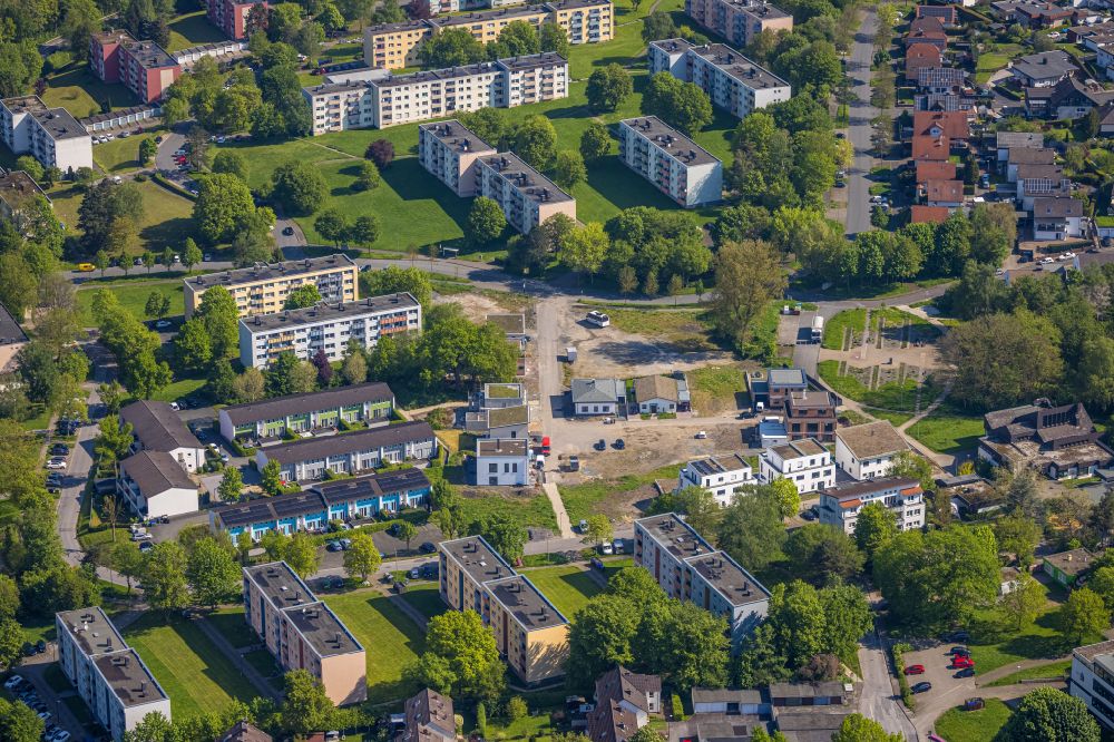 Aerial image Arnsberg - Construction sites for new construction residential area of detached housing estate with an age-appropriate retirement home on Moosfelder Ring in the district Neheim in Arnsberg at Sauerland in the state North Rhine-Westphalia, Germany
