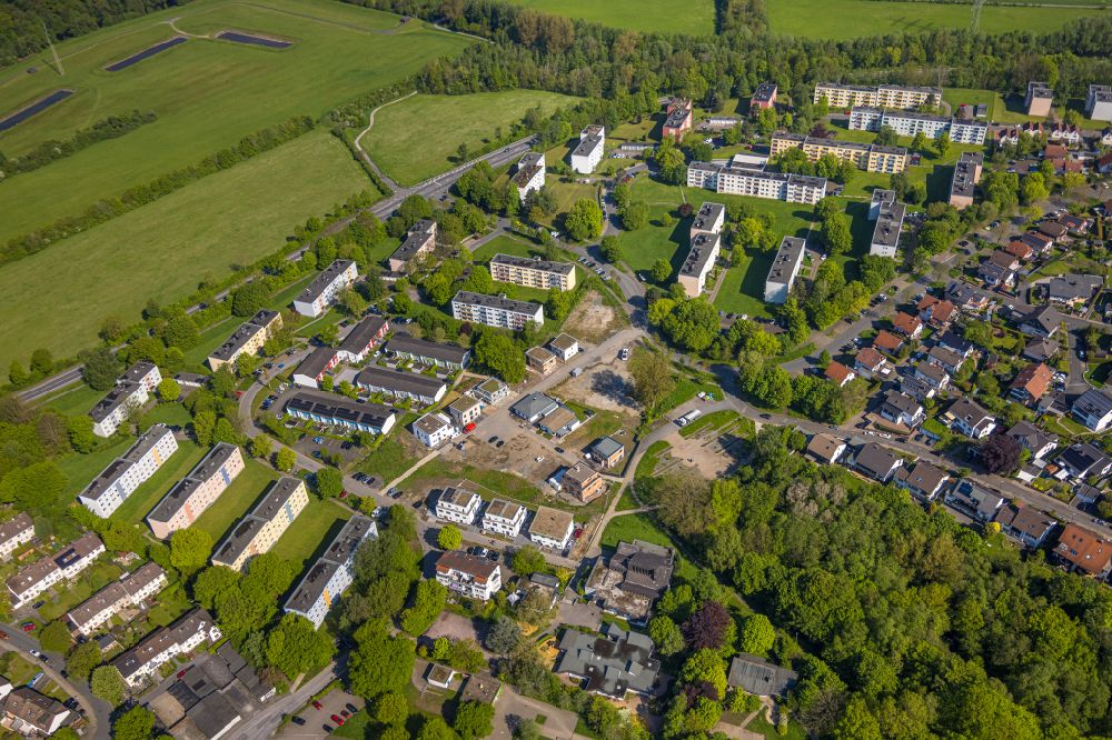 Arnsberg from the bird's eye view: Construction sites for new construction residential area of detached housing estate with an age-appropriate retirement home on Moosfelder Ring in the district Neheim in Arnsberg at Sauerland in the state North Rhine-Westphalia, Germany