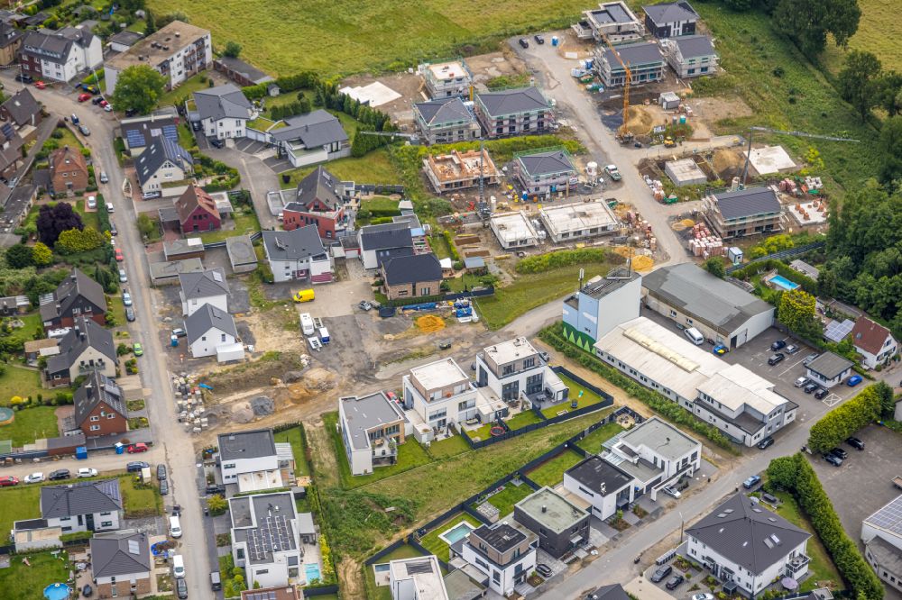 Dorsten from above - Construction sites for new construction residential area of detached housing estate Auf dem Beerenkamp - Schwickingsfeld in Dorsten in the state North Rhine-Westphalia, Germany