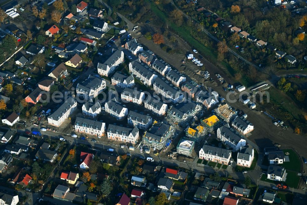 Berlin from the bird's eye view: Construction sites for new construction residential area of detached housing estate Moewenweg - Gruene Aue in the district Biesdorf in Berlin, Germany