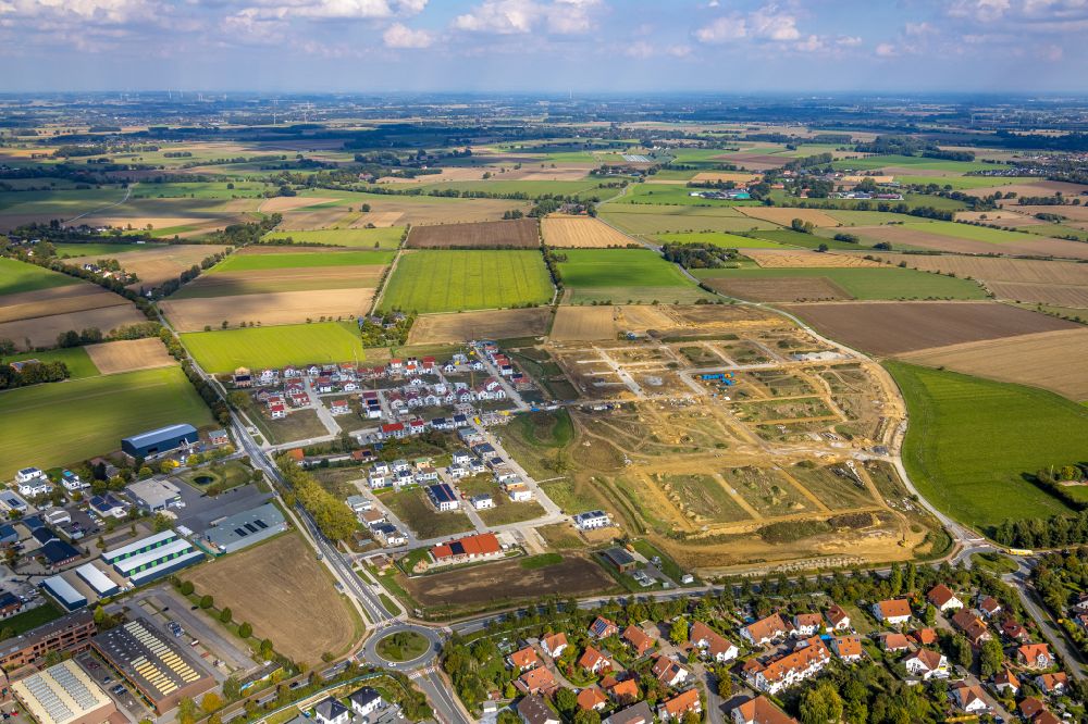 Soest from the bird's eye view: Construction sites for new construction residential area of detached housing estate Neuer Soester Norden between Oestinghauser Landstrasse and Weslarner Weg in Soest in the state North Rhine-Westphalia, Germany