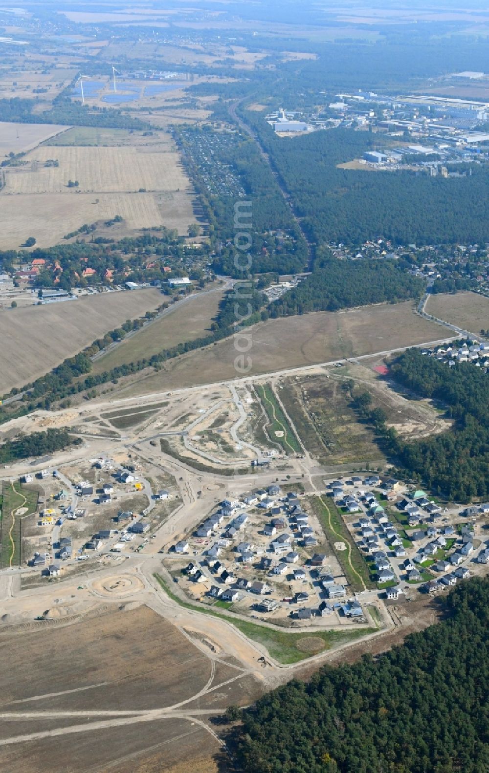 Ludwigsfelde from above - Construction sites for new construction residential area of detached housing estate on Sartrering in Ludwigsfelde in the state Brandenburg, Germany