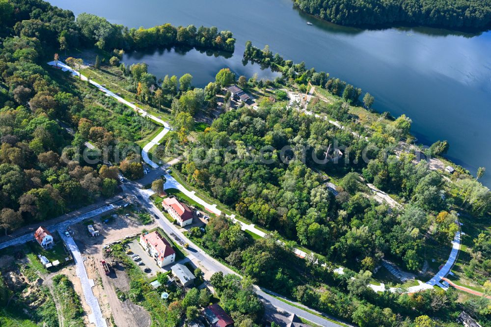Rüdersdorf from the bird's eye view: Construction sites for new construction residential area of detached housing estate of Stienitzsee Real Estate (SRE) GmbH on street Berliner Strasse in the district Hennickendorf in Ruedersdorf in the state Brandenburg, Germany
