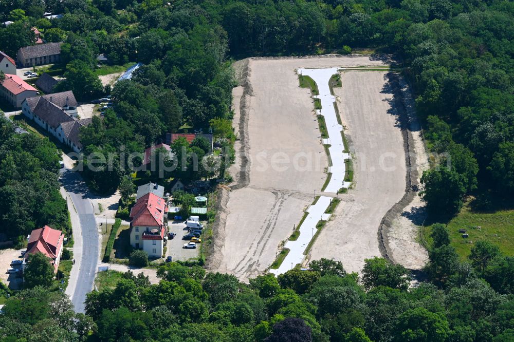 Aerial image Rüdersdorf - Construction sites for new construction residential area of detached housing estate of Stienitzsee Real Estate (SRE) GmbH on street Berliner Strasse in the district Hennickendorf in Ruedersdorf in the state Brandenburg, Germany