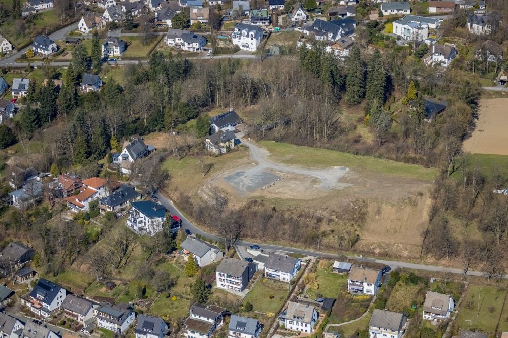 Meschede from above - Construction sites for new construction residential area of detached housing estate Unterm Hasenfeld in Meschede at Sauerland in the state North Rhine-Westphalia, Germany