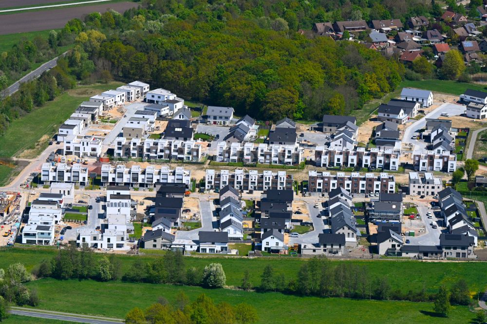 Wolfsburg from the bird's eye view: Construction sites for new construction residential area of detached housing estate Wiesengarten on Dieselstrasse - Kaethe-Paulus-Strasse in the district Reislingen in Wolfsburg in the state Lower Saxony, Germany