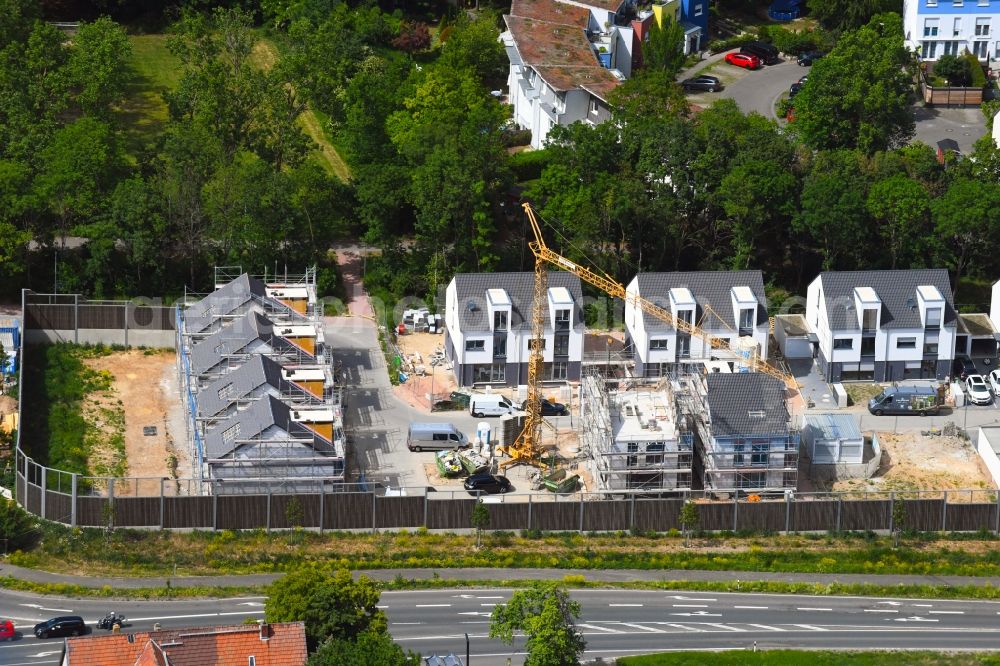 Mainz from above - Construction sites for new construction residential area of detached housing estate Wohnquartier on Lerchenberg with terraced houses on Nino-Erne-Strasse in the district Lerchenberg in Mainz in the state Rhineland-Palatinate, Germany
