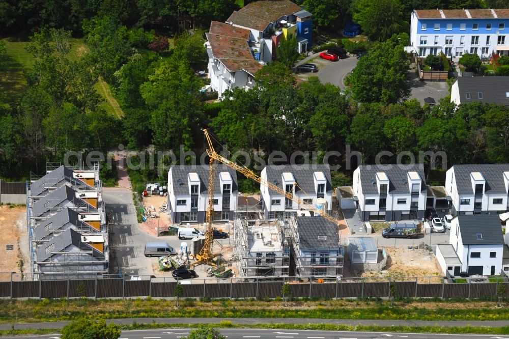 Mainz from the bird's eye view: Construction sites for new construction residential area of detached housing estate Wohnquartier on Lerchenberg with terraced houses on Nino-Erne-Strasse in the district Lerchenberg in Mainz in the state Rhineland-Palatinate, Germany